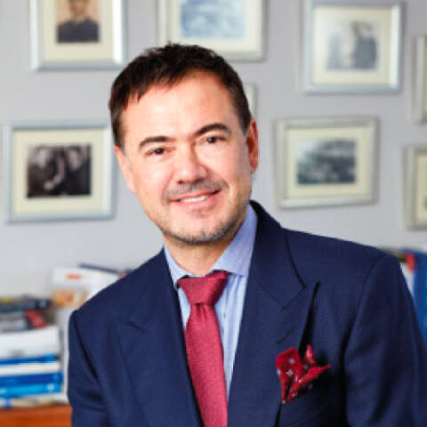 Assoc. Prof. Dr. Tunç Tiryaki is co-developer of Lipocube™ and leading user in the field of SVF and SVM. He is a member of the Lipocube™ Advisory Board and has already published several papers on the topic of stem cells / fat / preparation of fat and stem cells.